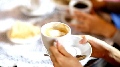 aelbers-media-deze-koffie-van-850-e-per-kop-is-de-duurste-ter-wereld-dit-verklaart-zijn-verbazingwek