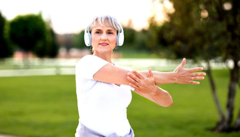 aelbers-media-dit-zijn-de-3-beste-oefeningen-om-je-armen-te-verstevigen-na-je-50ste