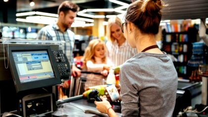 aelbers-media-ellie-caissiere-ik-werd-ontslagen-nadat-ik-een-meisje-een-speelgoedje-liet-kopen-terwi