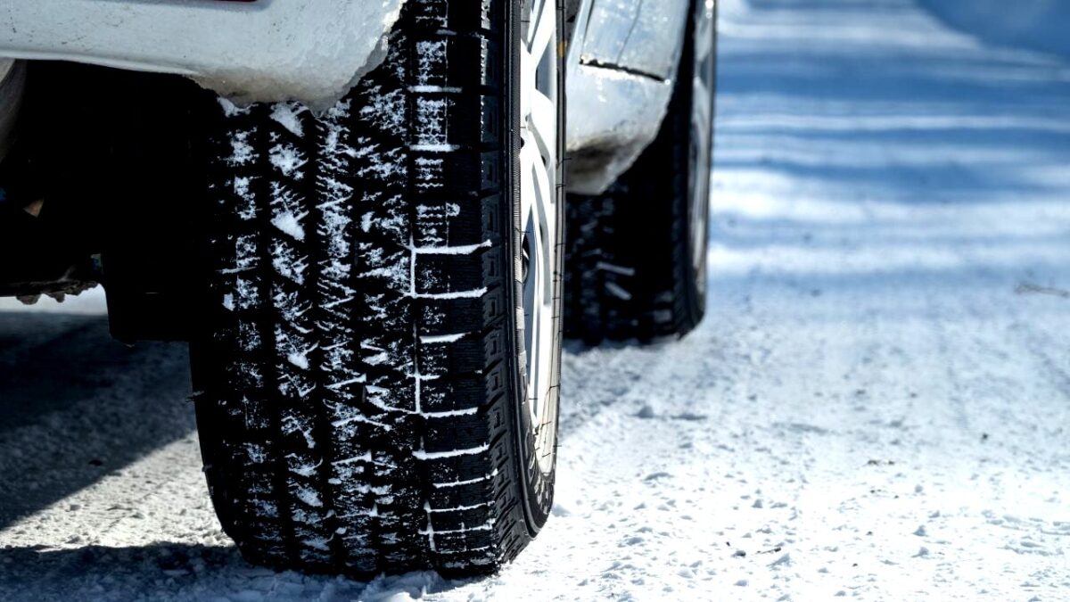 aelbers-media-je-banden-laten-leeglopen-in-de-sneeuw-goed-idee-of-gevaarlijke-nep-tip-dit-zeggen-de-