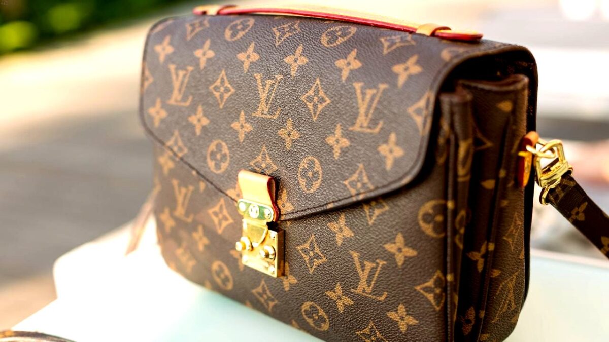 aelbers-media-ze-vergeet-haar-louis-vuitton-tas-met-8-000-dollar-erin-in-het-toilet-van-een-snelwegs