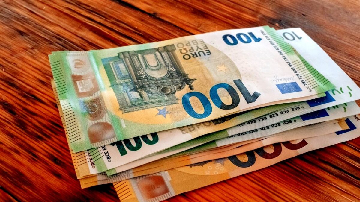 aelbers-media-zijn-bedrijf-maakt-een-fout-en-stort-74-000-e-op-zijn-rekening-hij-weigert-deze-verdie